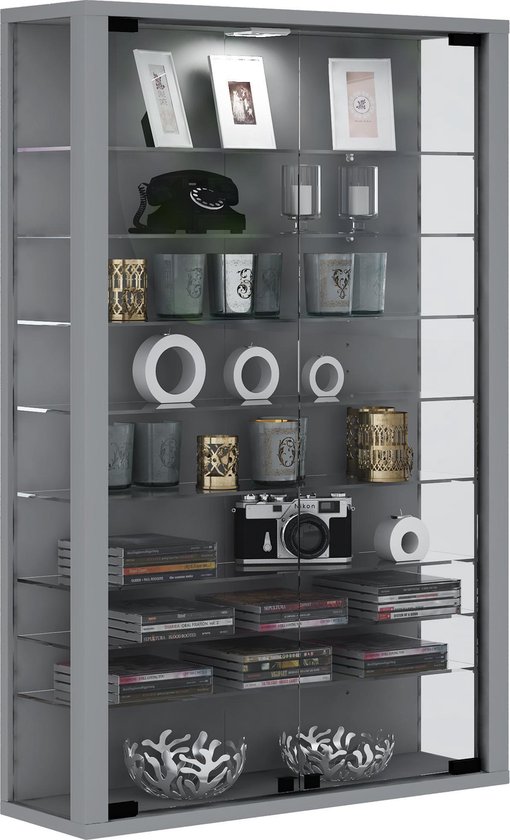 Glazen vitrinekast met zilverkleurige lijst, 6 schappen gevuld met decoraties.