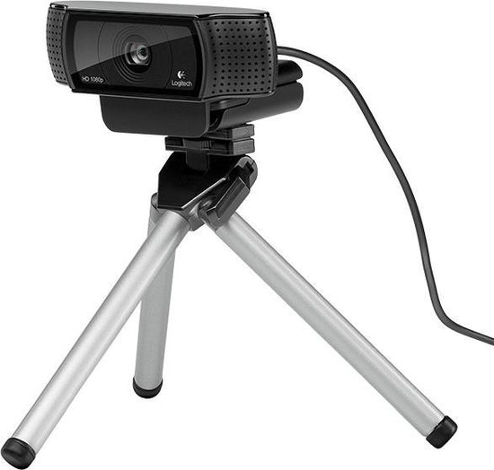 Webcam Logitech C920 noire avec accents bleus, montée sur un trépied argenté.