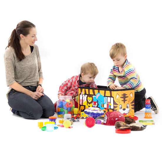 Twee kinderen en een vrouw spelen met speelgoed rond een safari bus opbergkist.