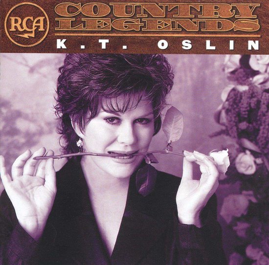 K.T. Oslin RCA Country Legends albumhoes met een vrouw die een roos vasthoudt.