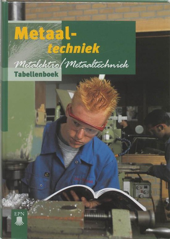 Garçon aux cheveux orange et lunettes de sécurité lit un livre de tableaux de métallurgie dans un atelier