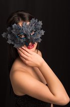 Blauw masker met blauwe glitter blaadjes voor vrouwen