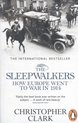 De cover van 'The Sleepwalkers: How Europe Went to War in 1914' met een zwart-witafbeelding van een oude auto en soldaten te paard.