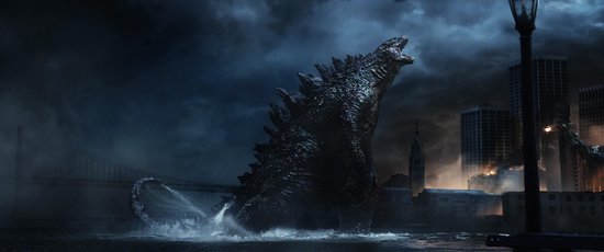 Godzilla brult in de nacht en spuit water, omringd door de verlichte stad en donkere wolken.