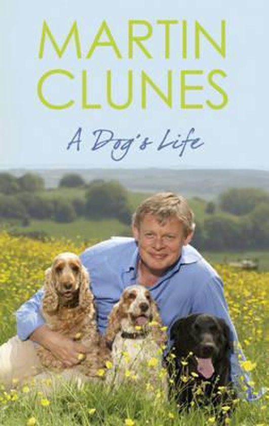 Martin Clunes met drie honden in een veld vol gele bloemen. Tekst: MARTIN CLUNES A Dog's Life.