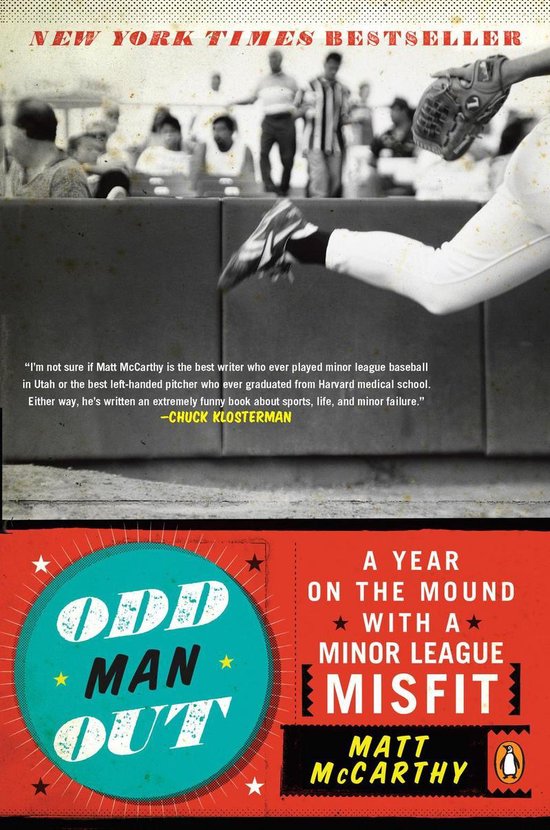 Boekomslag van "Odd Man Out" met "A Year on the Mound with a Minor League Misfit" en een honkbalspeler die werpt. New York Times bestseller.