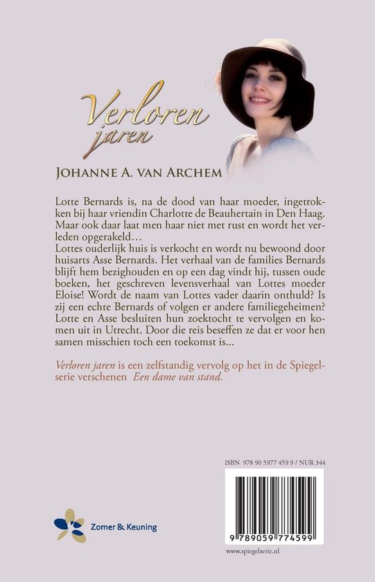 De achterkant van een boek getiteld 'Verloren jaren' door Johanne A. Van Archem. De tekst beschrijft het plot. Een jonge vrouw met bruine bob en bruine hoed staat op de voorkant.