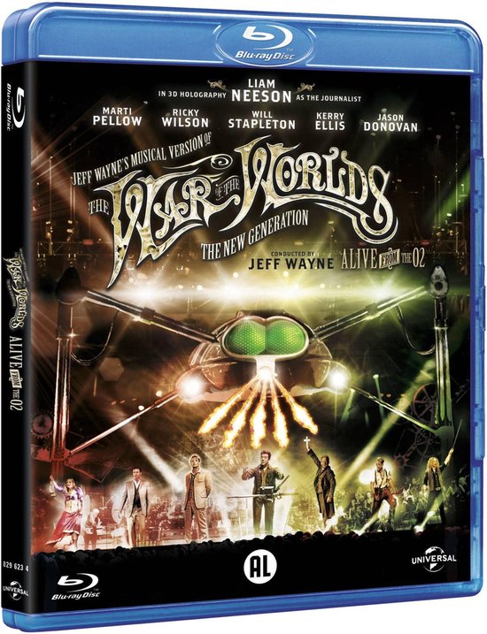 Blu-ray hoes van Jeff Wayne's musicalversie van The War of the Worlds: The New Generation. Met Liam Neeson en artiesten op een podium, onder een vliegende machine.