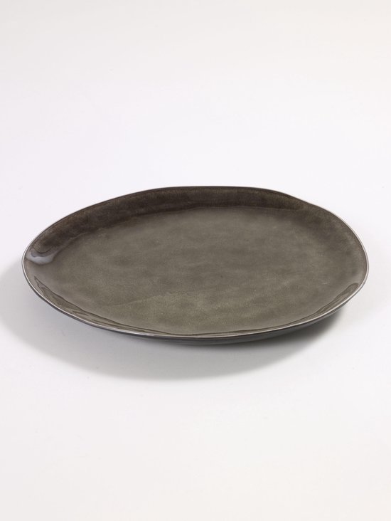 Ovaal grijs dinerbord met een subtiel glanzende afwerking en een donkere rand.