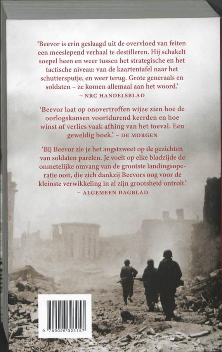 Achterkant boekcover van D-Day. Tekst met citaten en een afbeelding van drie soldaten die door verwoeste steden lopen.