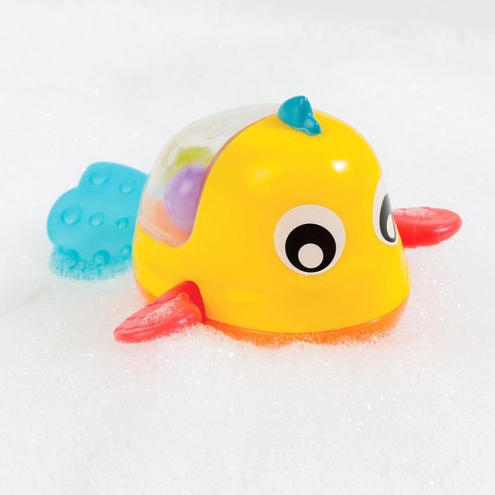 Gele badeend visje met rode vinnen en blauwe staart drijvend in bubbelend water.