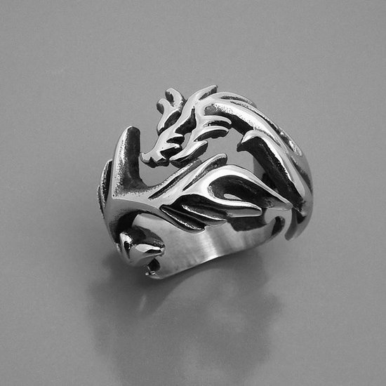 Zilverkleurige ring met een drakenontwerp.