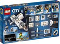 Achterkant van de LEGO City Lunar Space Station 60227 doos met details en speelvoorbeelden.