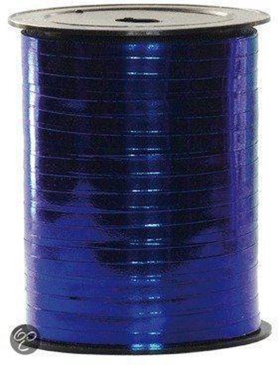 Blauwe metallic lint op een spoel.