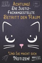 Achtung! Die Justizfachangestellte betritt den Raum und Sie macht sich Notizen