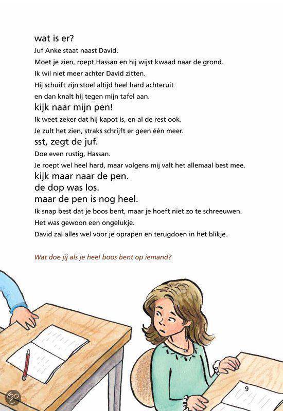 Meisje met bruin haar in mintgroene trui kijkt geconcentreerd naar haar schrift.