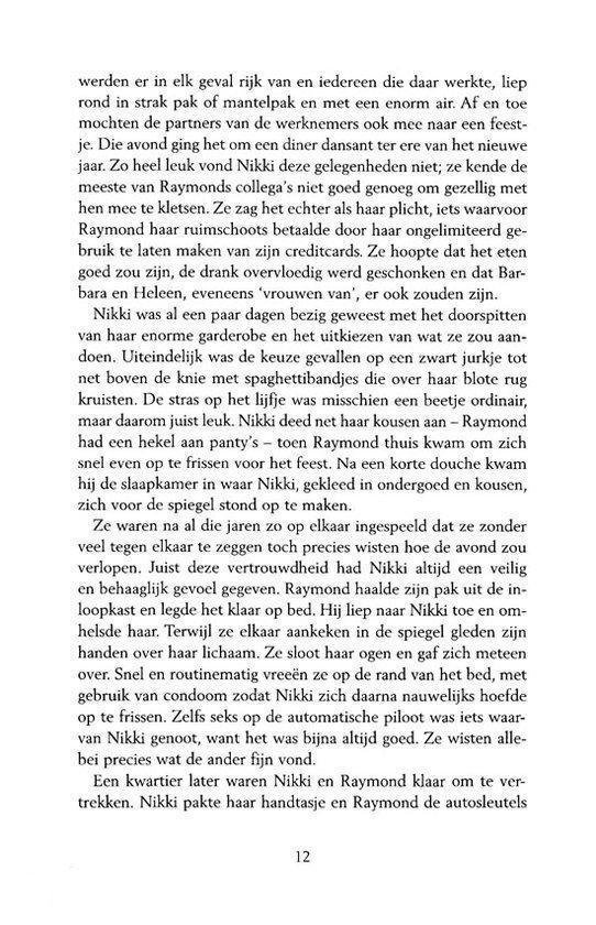 Een vrouw met lang, lichtbruin haar, gekleed in een zwarte jurk met een riem, staat voor een spiegel.