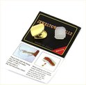 Gouden grillz en witte pasvorm op de verpakking met instructies.