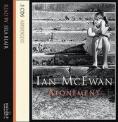 Gelezen door Isla Blair, 5 CD's Abridged. Titel: Atonement door Ian McEwan. Een meisje zit op stenen treden.