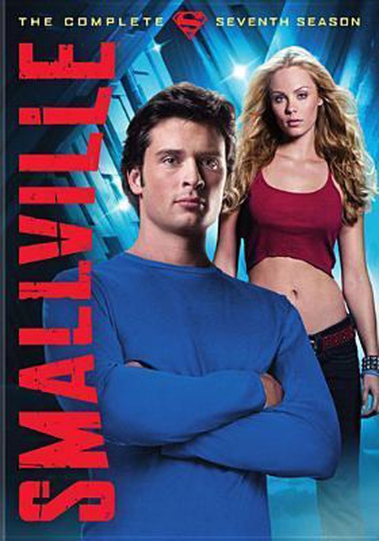DVD-hoes Smallville seizoen 7 met Clark Kent in blauw shirt en Chloe Sullivan in rode top tegen een blauwe achtergrond.