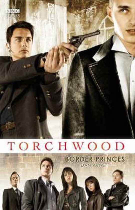 Boekomslag Torchwood: Border Princes met een man die een pistool vasthoudt en de cast onderaan tegen een stenen muur.