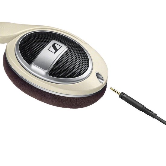 Crème oorschelp van Sennheiser koptelefoon met logo en een kabel met 3.5mm aansluiting.