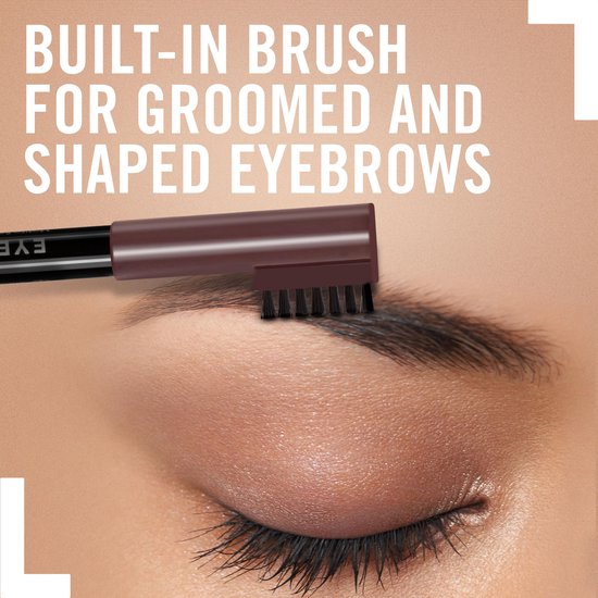 Een close-up van een oog met wenkbrauw, het borsteltje van het wenkbrauwpenseel kamt de wenkbrauw. Tekst: Built-in brush for groomed and shaped eyebrows.