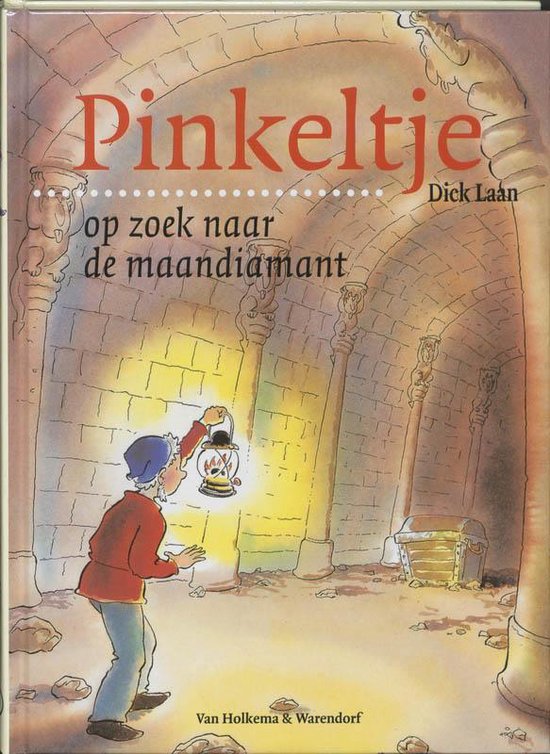 De cover van het kinderboek 'Pinkeltje op zoek naar de maandiamant'. Pinkeltje, met een pet en rode jas, verlicht met een lantaarn een stenen gang. Op de achtergrond een schatkist.