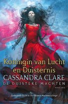 Een vrouw in een rode jurk met dramatisch vallend haar. De achtergrond is abstract met roze en blauwe doeken en rook.