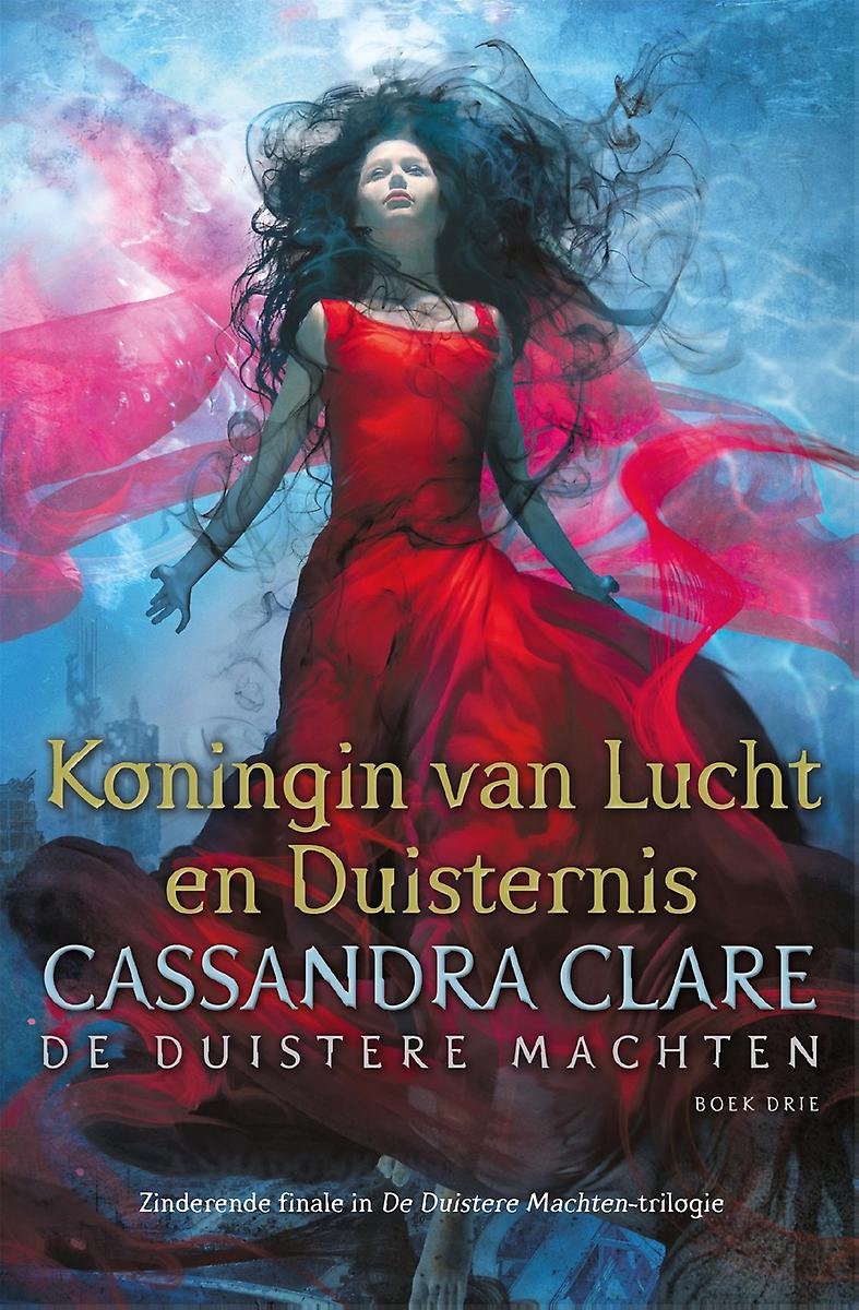 Een vrouw in een rode jurk met dramatisch vallend haar. De achtergrond is abstract met roze en blauwe doeken en rook.