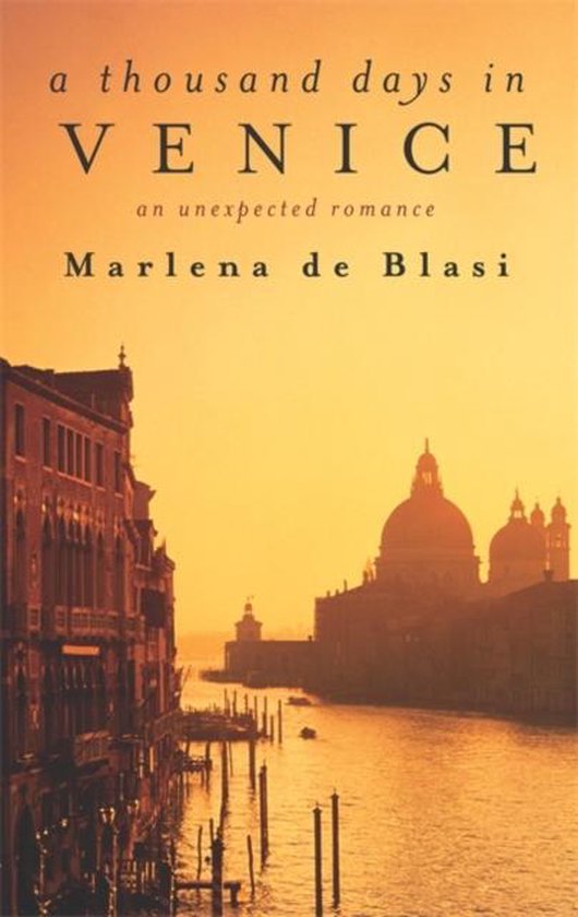 Boek 'a thousand days in VENICE' door Marlena de Blasi. Zonsondergang in Venetië met grachten en gebouwen.