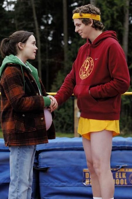 Ellen Page in geruit jasje en Michael Cera in trainingspak.