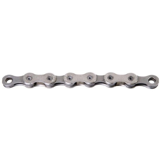 Een zilverkleurige, metalen fietsketting met 8 schakels zichtbaar.