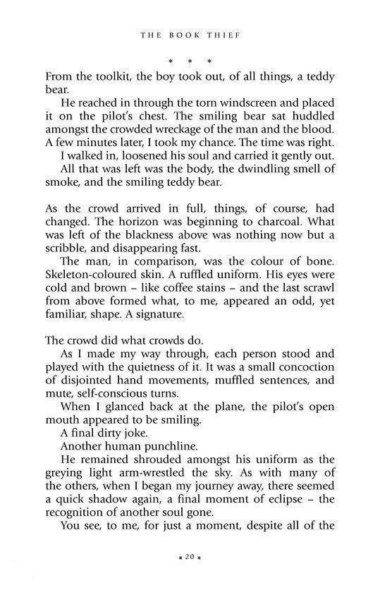 Fragment uit 'The Book Thief' met een beschrijving van de gebeurtenissen na een vliegtuigcrash, inclusief een teddybeer en een soldaat.