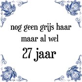 Verjaardag Tegeltje met Spreuk (27 jaar: Nog geen grijs haar, maar al wel 27 jaar + cadeau verpakking & plakhanger