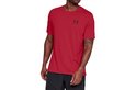 Rood T-shirt met korte mouwen, gedragen door een man, met een zwart Under Armour logo op de linkerborst.