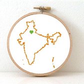 India borduurpakket  - geprint telpatroon om een kaart van India te borduren met een hart voor New Delhi  - geschikt voor een beginner