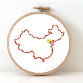China borduurpakket  - geprint telpatroon om een kaart van China te borduren met een hart voor Peking  - geschikt voor een beginner