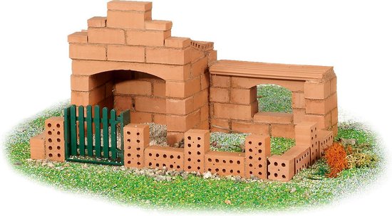 Spaans huis van Teifoc, met open haard, poort en muur, op groen gras.