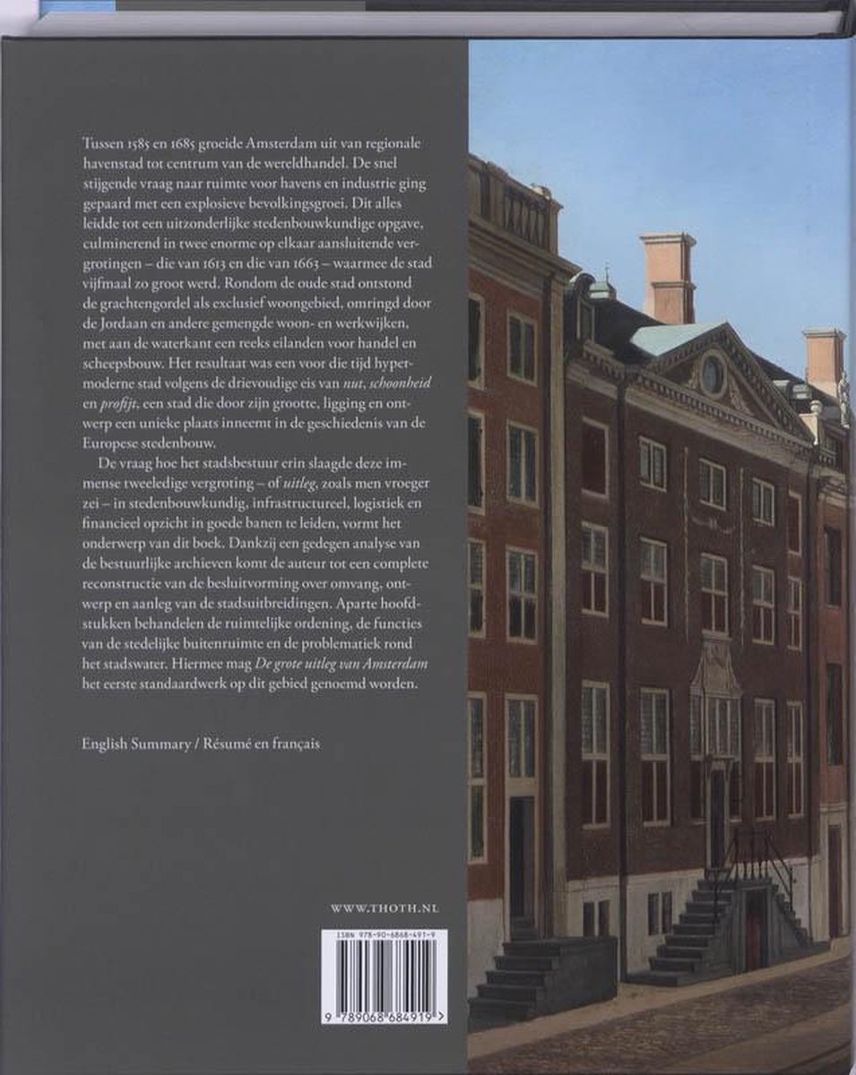 Achterkant van een boek met tekst over de stadsontwikkeling van Amsterdam en een afbeelding van een grachtenpand.