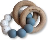 Chewies & More Rammelaar hout met kralen Basic Witt Gritt met Dusty Blue 7. Wit Gritt + 16. Dusty Blue
