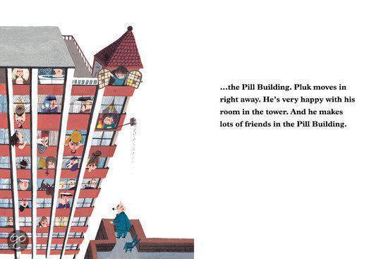 Hoog gebouw "The Pill Building" met veel ramen en bewoners. Een hond zit op een balkon.