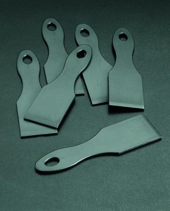 Groep zwarte, metalen raclettespatels met een glanzende afwerking.
