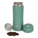 Een groene RETULP tumbler met deksel en zeef, met koffiebonen.