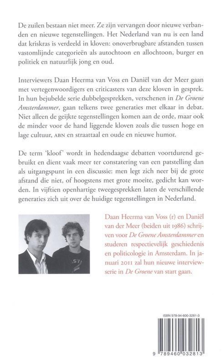 Achterkant van een boek met tekst en een kleine zwart-witfoto van twee jonge mannen.