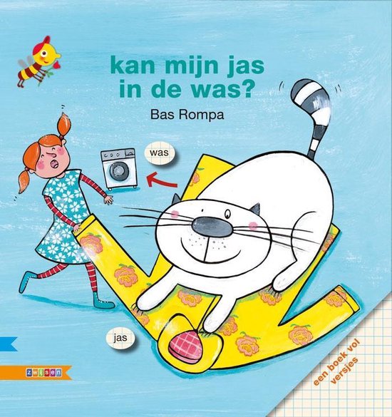Een meisje met rode gestreepte sokken en een blauw jurkje staat naast een gele jas met bloemen. Een witte kat ligt op de jas. Rechtsboven staat de tekst 'kan mijn jas in de was?'
