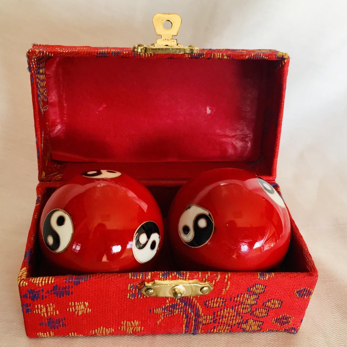 Goedkoopste Meridiaankogels met rode Yin Yang motief 4.5cm van cloisonne (een techniek van emailleren