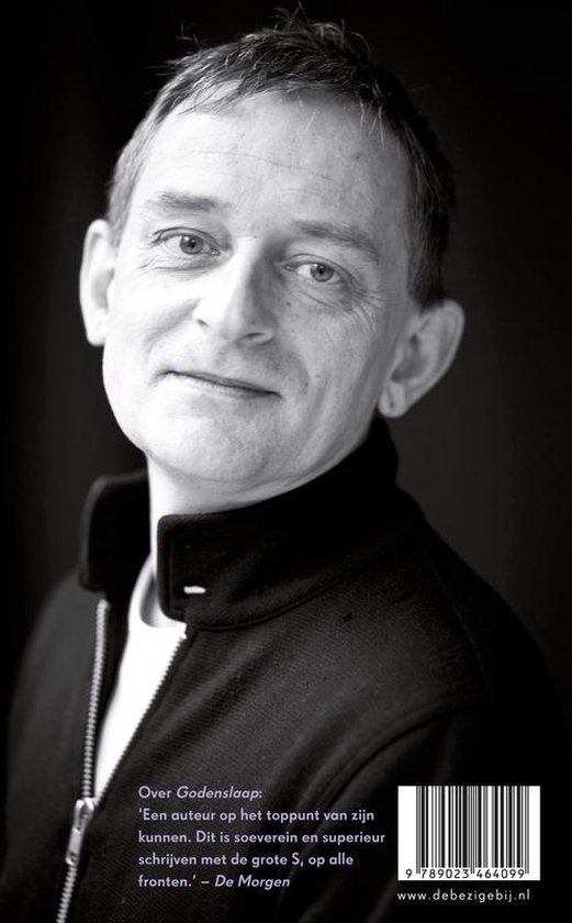 Zwart-wit portret van een man met een zwarte jas en witte kraag. Tekst over 'Godenslaap' en een barcode.