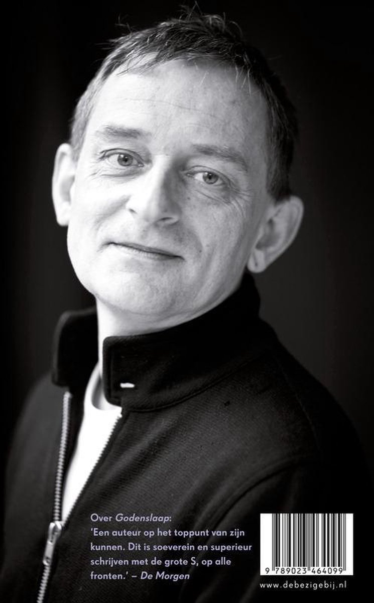 Zwart-wit portret van een man met een zwarte jas en witte kraag. Tekst over 'Godenslaap' en een barcode.