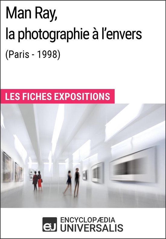 Couverture de livre intitulée 'Man Ray, la photographie à l'envers (Paris - 1998)'. Montre une salle d'exposition avec des silhouettes floues et des œuvres d'art.